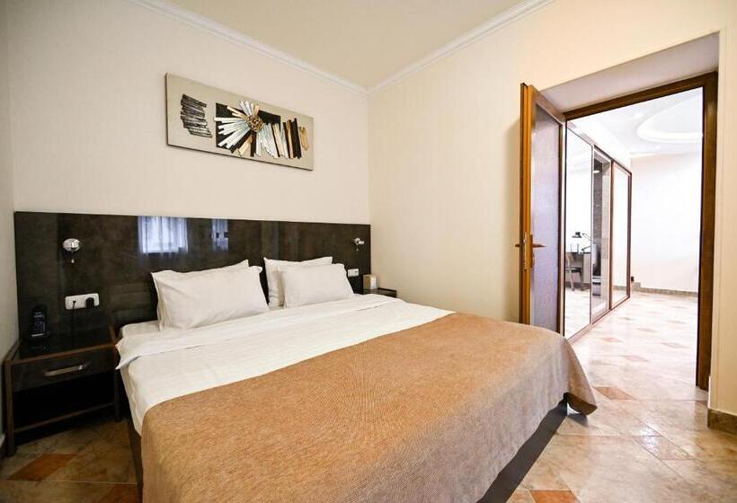 سوییت سوپریور, Skyline Hotel Yerevan