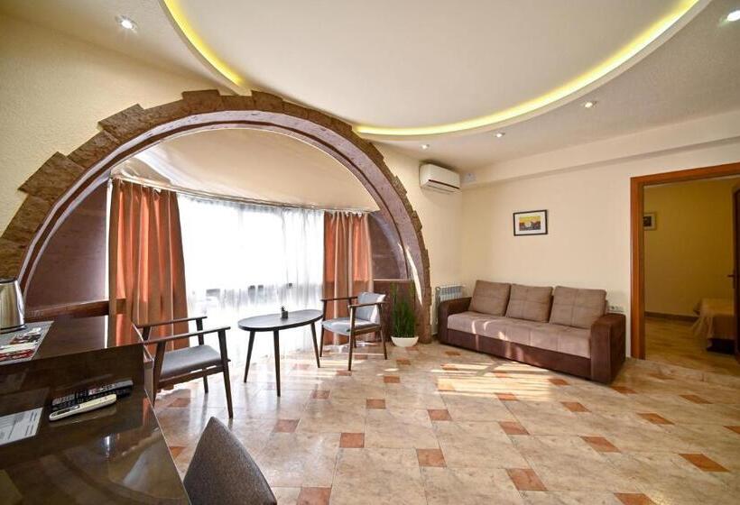 سوییت سوپریور, Skyline Hotel Yerevan
