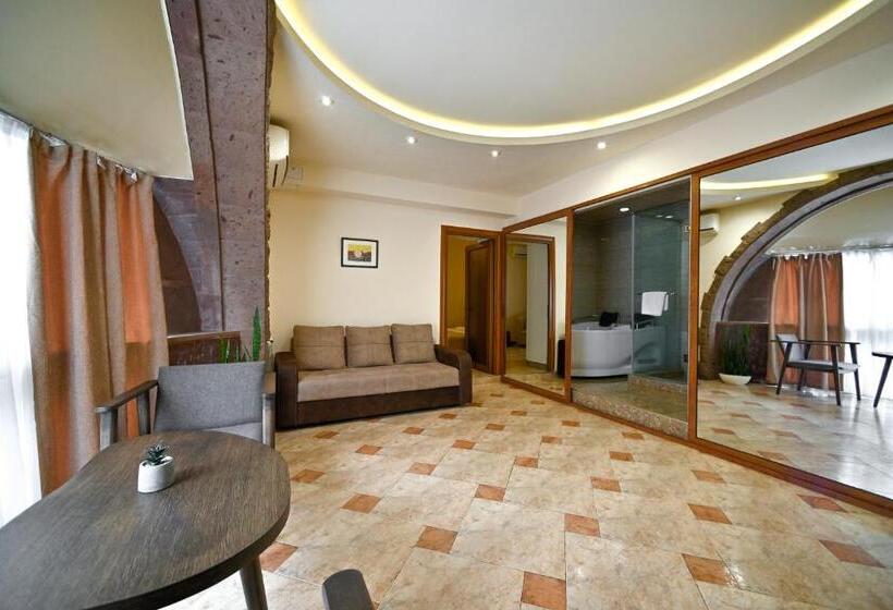 سوییت سوپریور, Skyline Hotel Yerevan