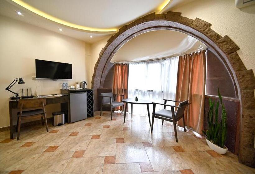 سوییت سوپریور, Skyline Hotel Yerevan