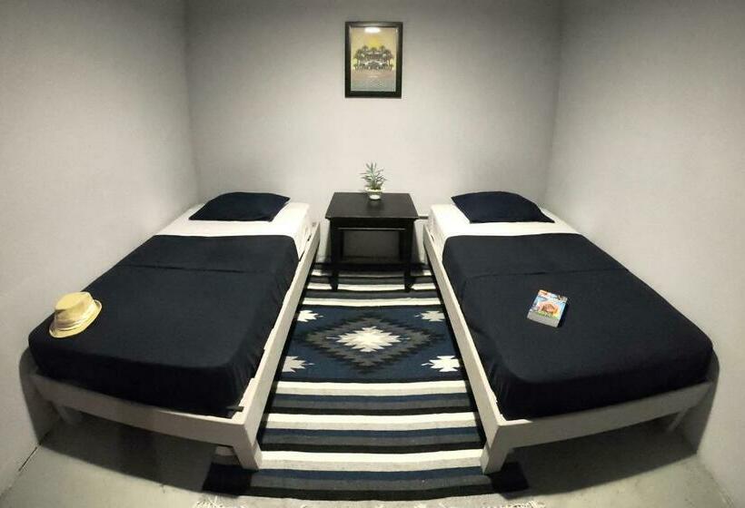 اتاق اکونومی, Hostel Auikyani
