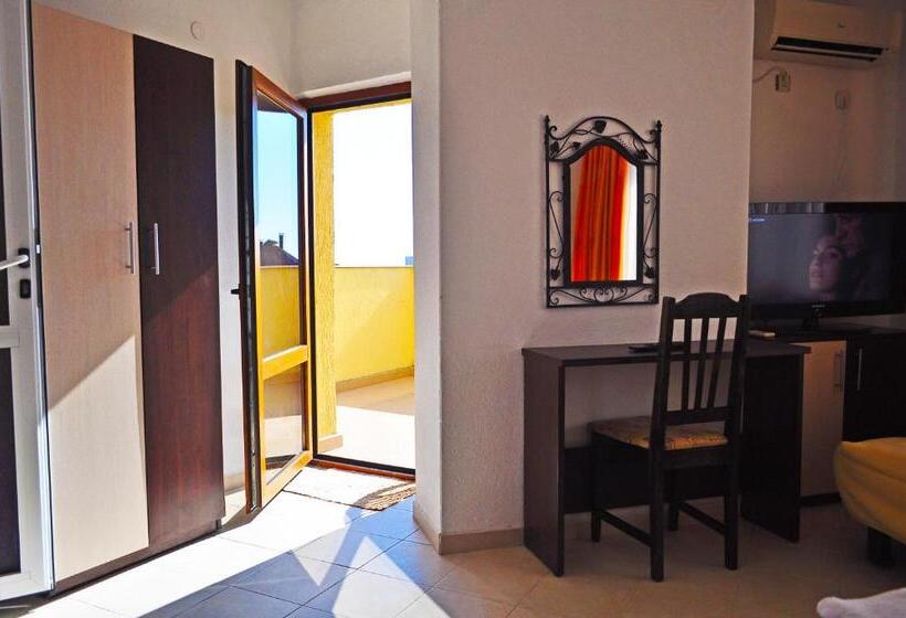 استودیوی استاندارد با چشم‌انداز دریا, Family Hotel Daf