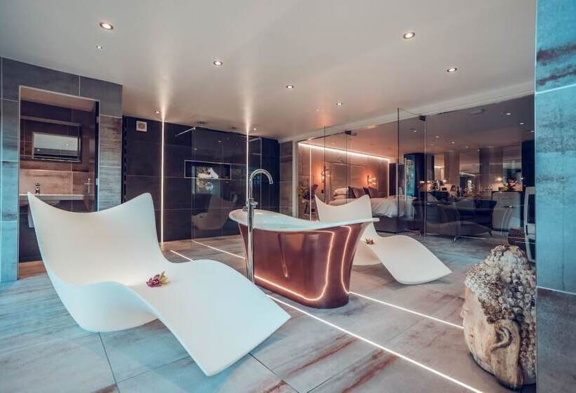 سوییت لوکس, Aphrodites Group