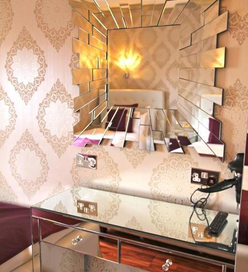 חדר משפחתי, Crompton Guest House