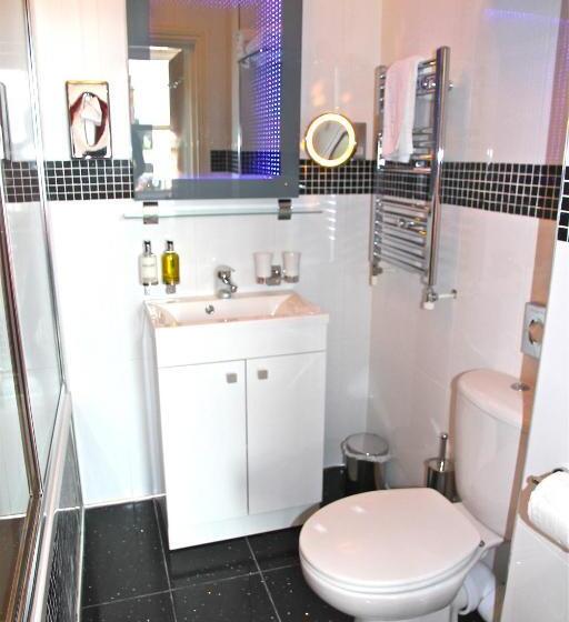 חדר משפחתי, Crompton Guest House