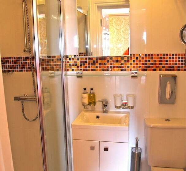 חדר משפחתי, Crompton Guest House