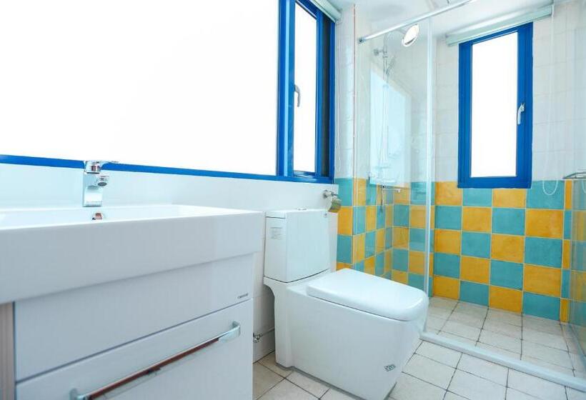 اتاق خانوادگی با چشمانداز دریا, Travel Light House