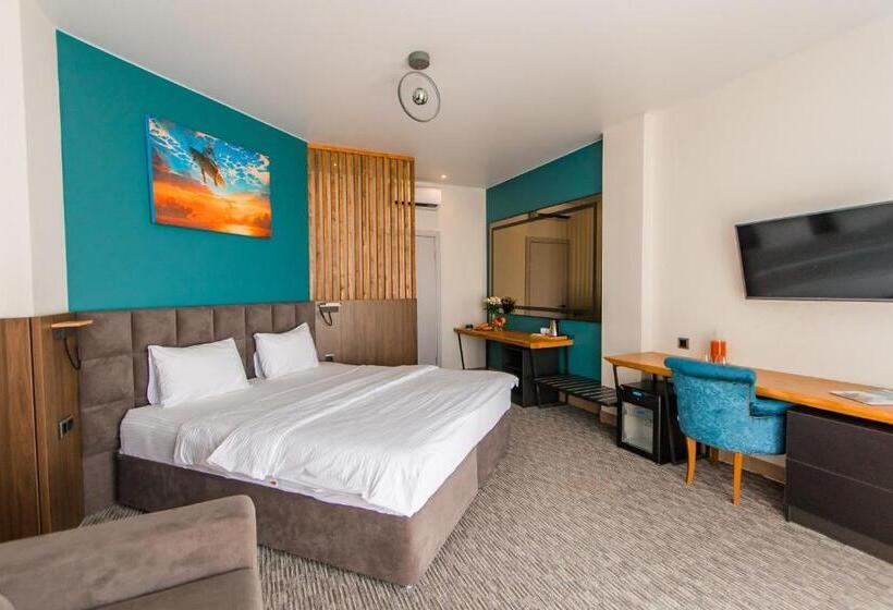 اتاق لوکس با چشم‌انداز دریا, Aquamarine Family Club