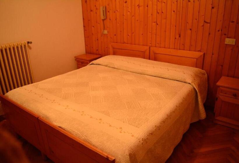 اتاق خانوادگی با چشم‌انداز کوه, Albergo Alpina