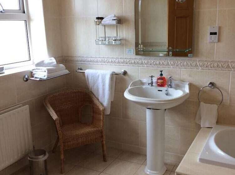 Cameră Familiară, Cashen Course House