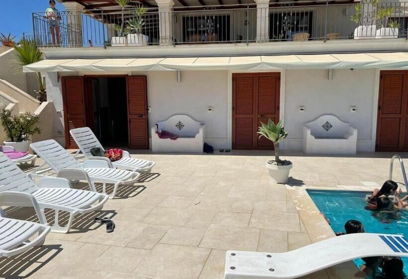 اتاق استاندارد چهار تخته با چشم‌انداز دریا, B&b Terrazze Chiaramontane
