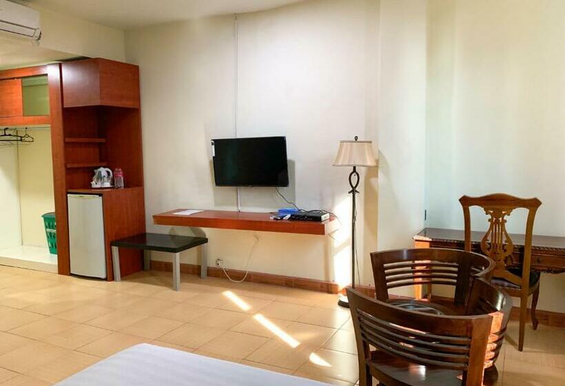 Номер Deluxe, Central City