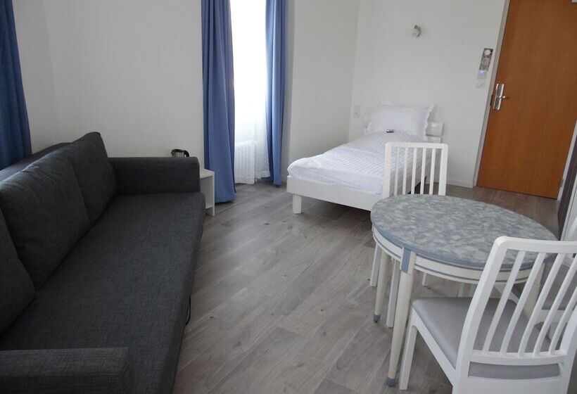 Family Suite, Chante Grelet