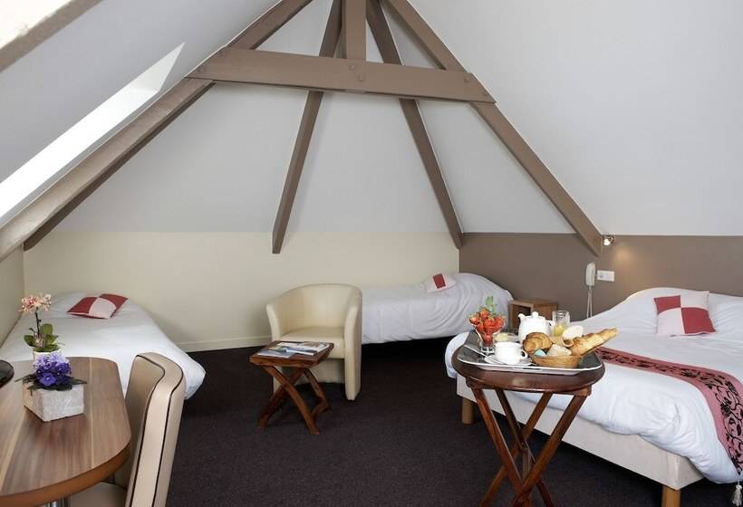 اتاق استاندارد چهار تخته با چشم‌انداز دریا, Logis Hotel Belle Vue