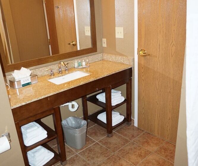 جناح, Quality Inn & Suites Georgetown Seaford