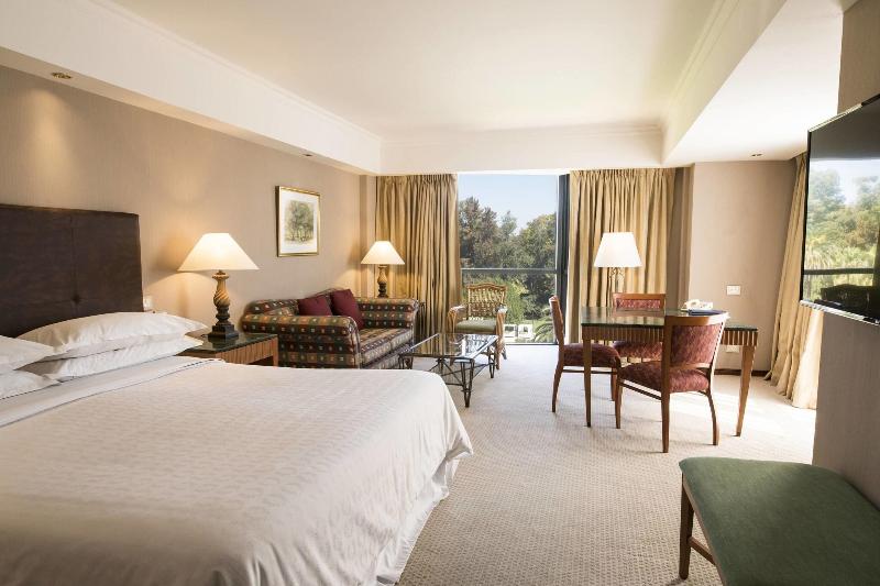 带大床的行政房间, Sheraton Pilar Hotel & Convention Center