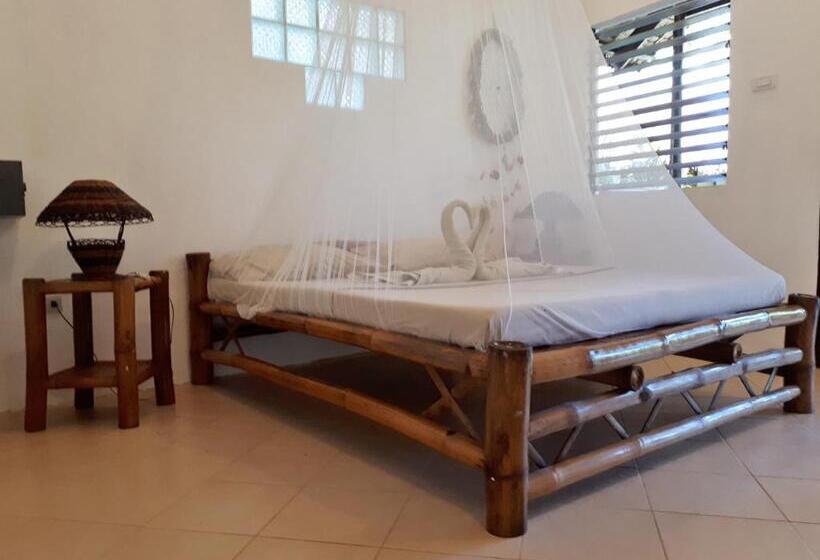 Номер Deluxe, Big Bamboo Beach Resort Sipalay