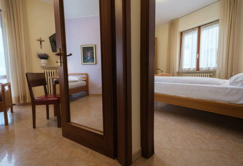 آپارتمان یک خوابه با دری مشترک که هال را جدا می کند., Casa Vacanza   Casa Del Padre Nascimbeni