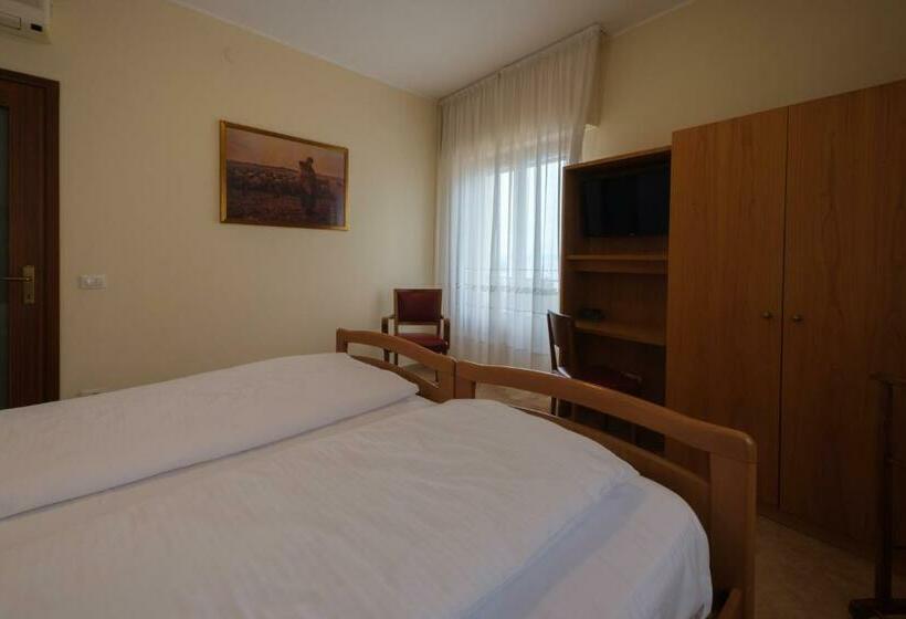 آپارتمان یک خوابه با دری مشترک که هال را جدا می کند., Casa Vacanza   Casa Del Padre Nascimbeni