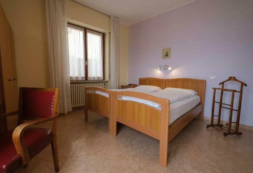 آپارتمان یک خوابه با دری مشترک که هال را جدا می کند., Casa Vacanza   Casa Del Padre Nascimbeni