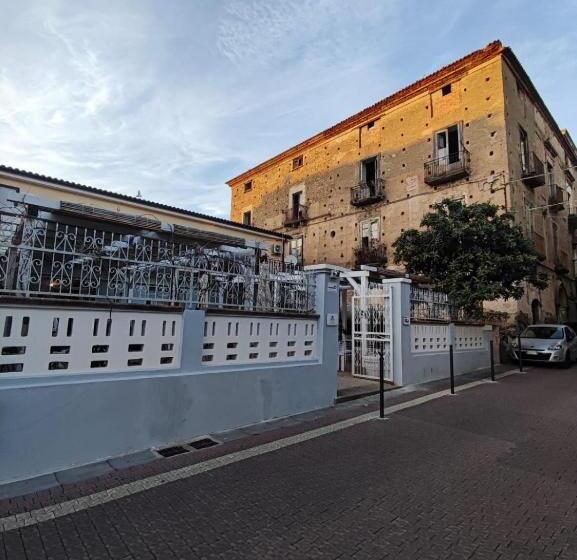استودیوی لوکس, Il Borgo