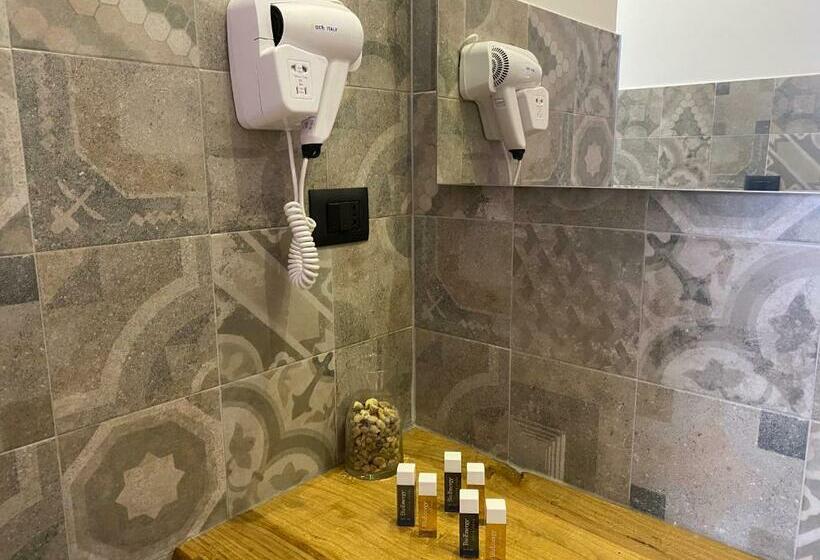 اتاق لوکس سه تخته, Holiday Guesthouse