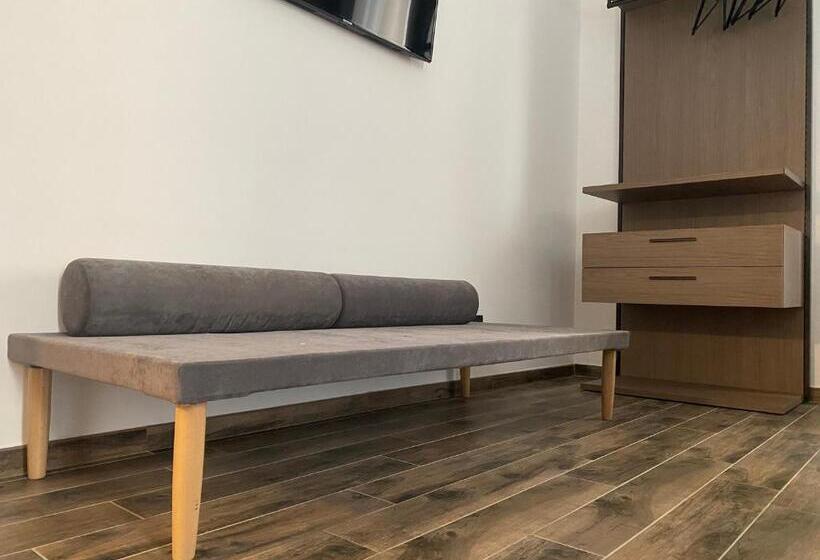اتاق لوکس سه تخته, Holiday Guesthouse