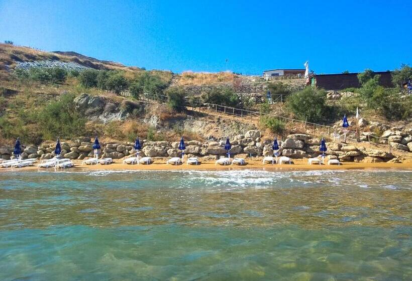 استودیوی استاندارد با چشم‌انداز دریا, Atlantis