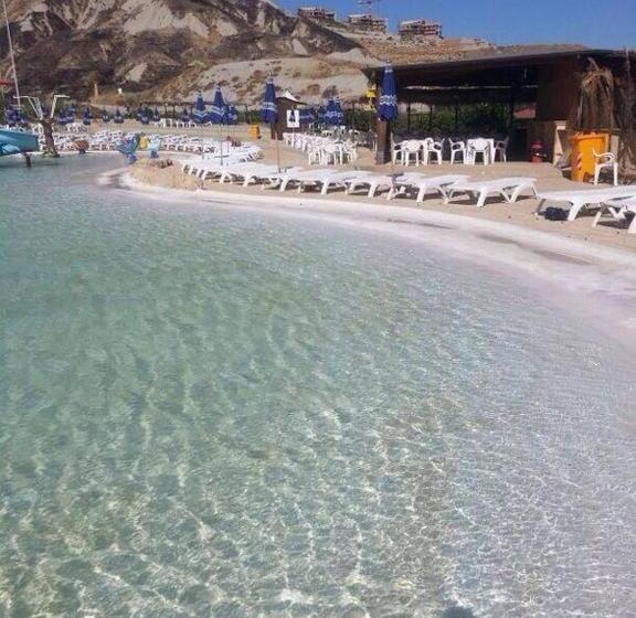 استودیوی استاندارد با چشم‌انداز دریا, Atlantis