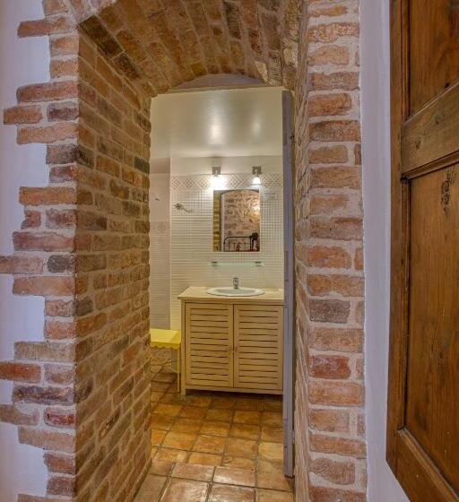 Трехместный Номер Классика, Hôtel Restaurant Les Remparts