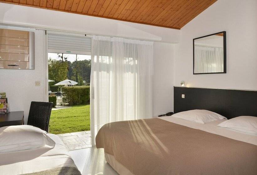 Номер Стандарт Трехместный, Logis Hôtel Val De Vienne