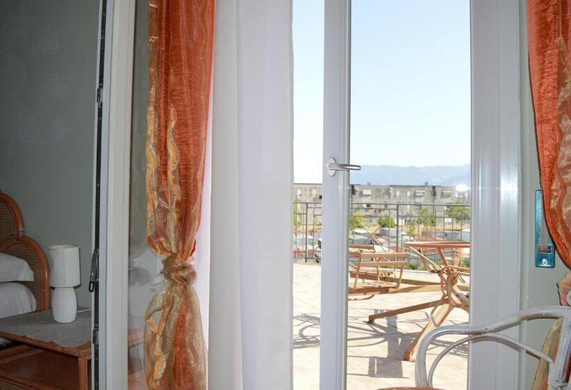 Апартаменты 2 Спальни с Террасой, B&b Aquino In Terrazza