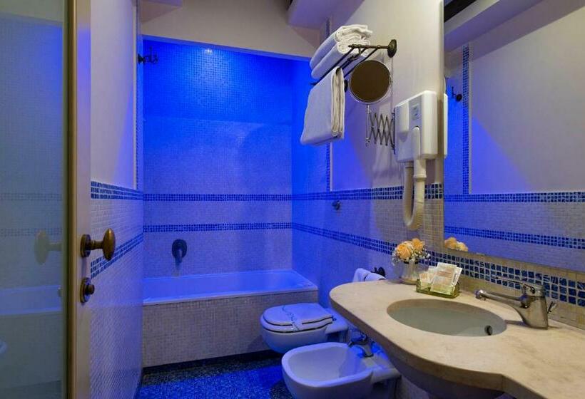 اتاق استاندارد چهار تخته, Grand Hotel Europa & Restaurant