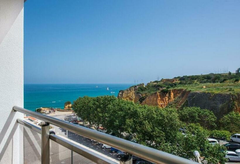 اتاق خانوادگی با چشم‌انداز جانبی دریا, Carvi Beach