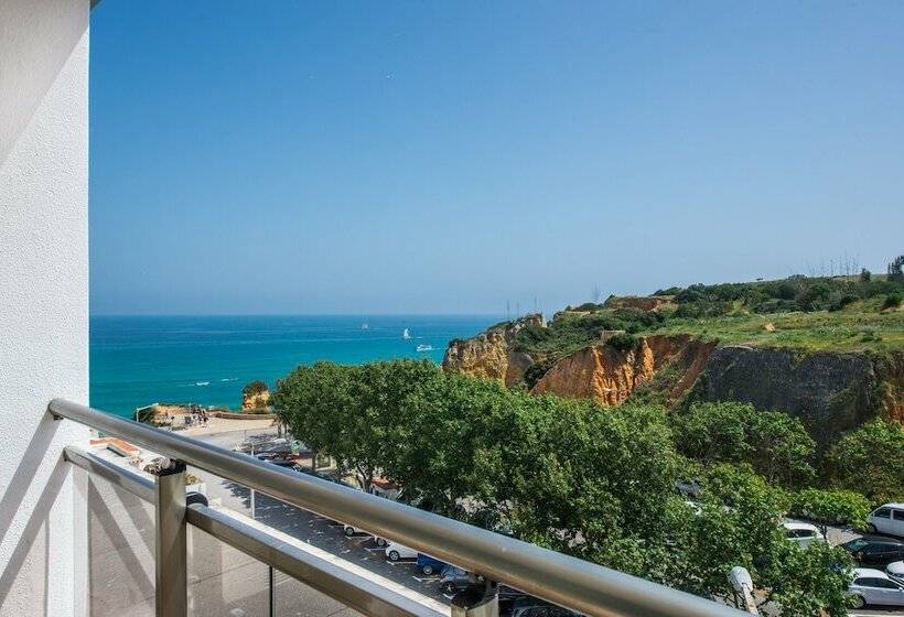 اتاق خانوادگی با چشم‌انداز جانبی دریا, Carvi Beach