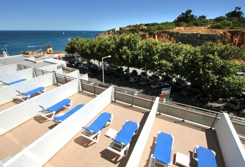 اتاق خانوادگی با چشم‌انداز جانبی دریا, Carvi Beach