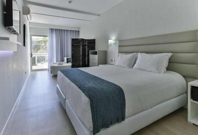 اتاق استاندارد سه نفره با چشم‌انداز کنار دریا, Carvi Beach