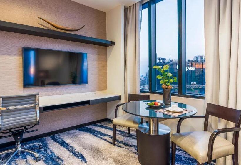 اتاق لوکس با تخت بزرگ, Emporium Suites By Chatrium