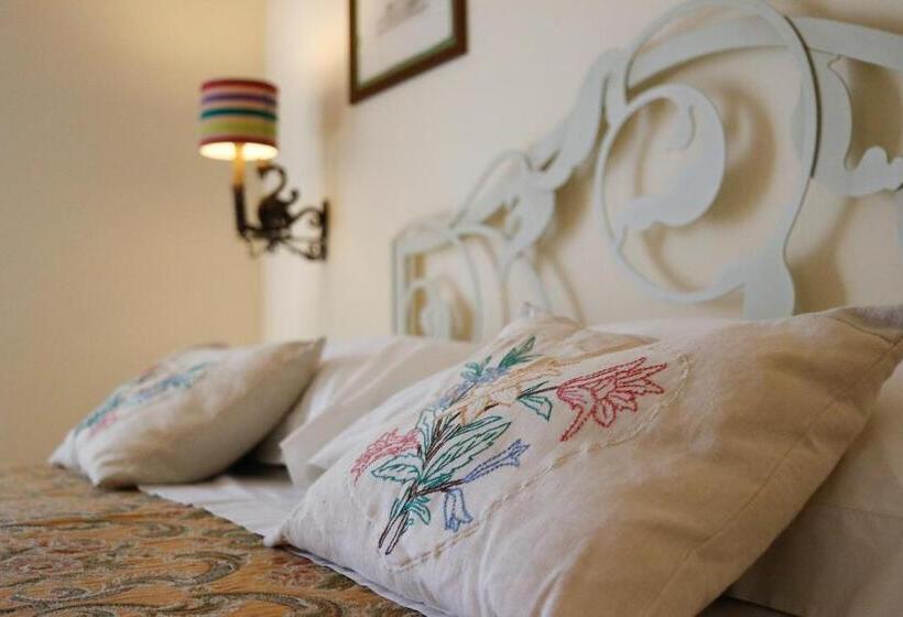 اتاق استاندارد با چشم‌انداز استخر, B&b Villa Fioreconero