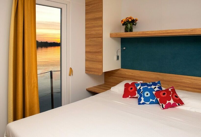 スタンダードバンガロー, Floating Resort