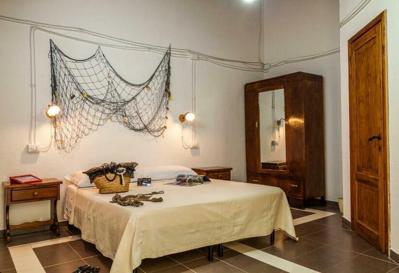 اتاق اکونومی, The Old Farm Asfodeli  Adults Only