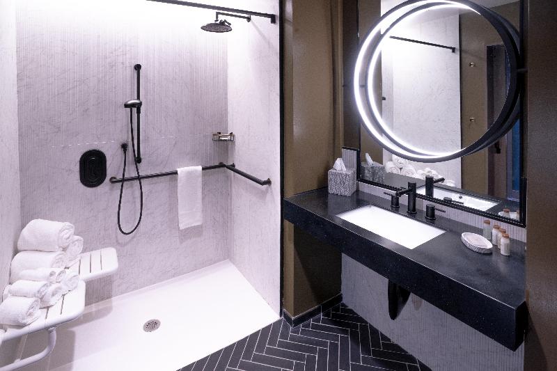 Quarto Estandar Cama Queen para Deficientes Físicos, Indigo   Columbus At Riverfront Place, An Ihg