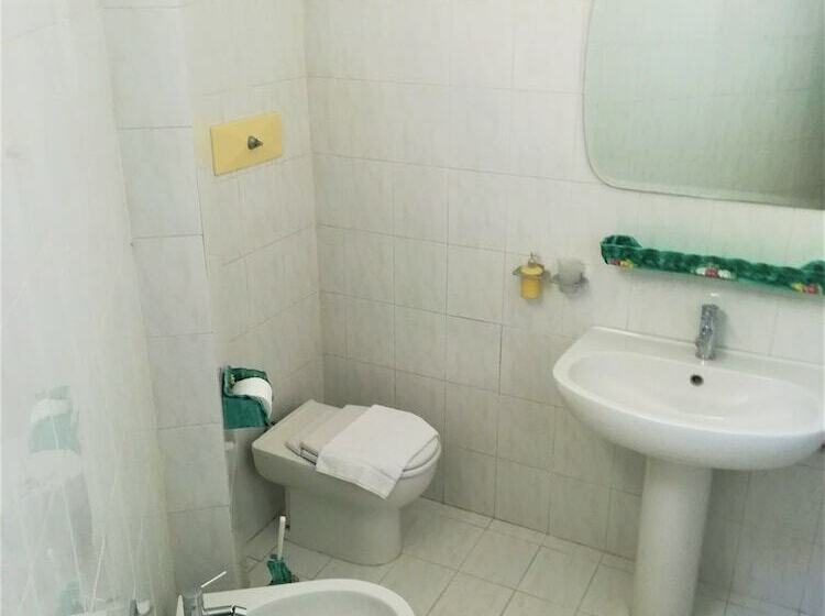 اتاق کلاسیک سه تخته, Casa Malo