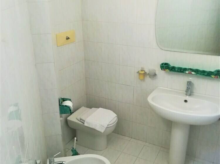 اتاق کلاسیک سه تخته, Casa Malo