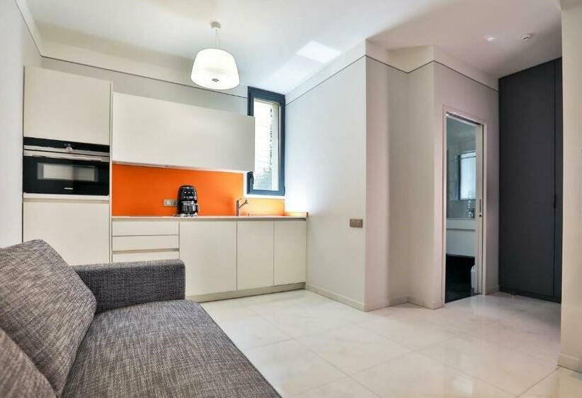 استودیوی استاندارد, Residenza Leca Colonna