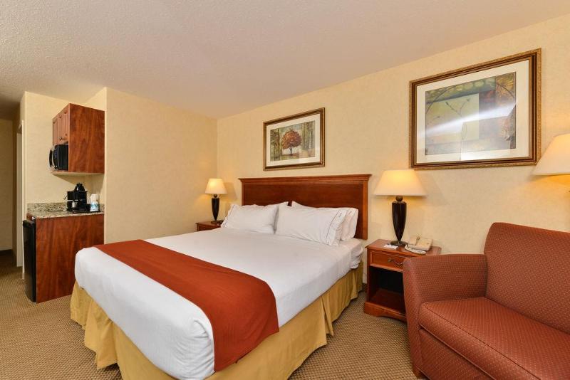 Номер Executive Кровать Кинг, Holiday Inn Express Hotel & Suites   Edmonton International Airport, An Ihg