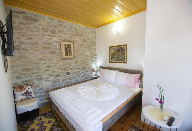 اتاق استاندارد سه تخته با چشم‌انداز باغ, The Mosaic House   Shtepia Me Mozaik