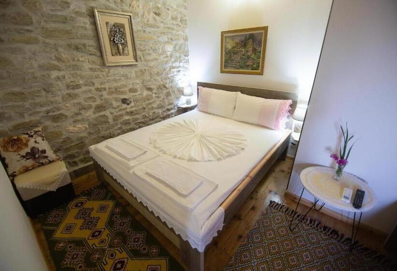 اتاق استاندارد سه تخته با چشم‌انداز باغ, The Mosaic House   Shtepia Me Mozaik