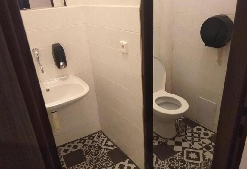 Кровать в Общей Комнате, Schrott Bed&beer