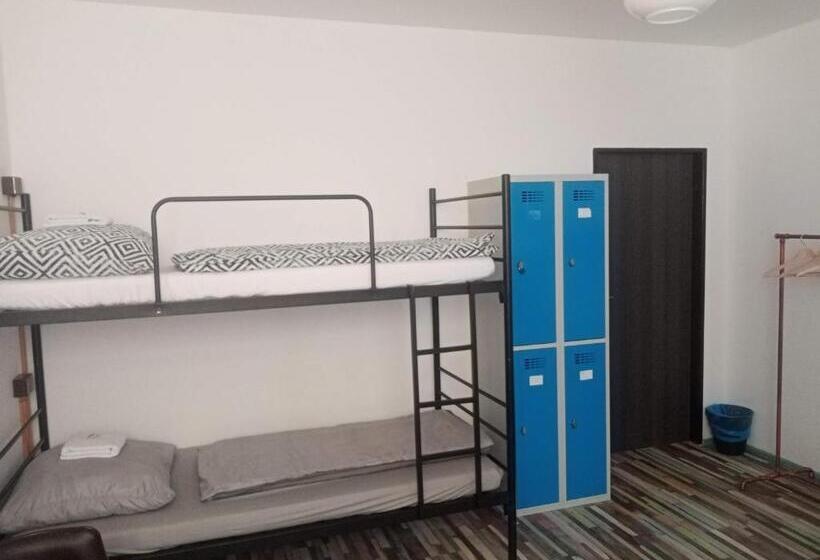 Кровать в Общей Комнате, Schrott Bed&beer
